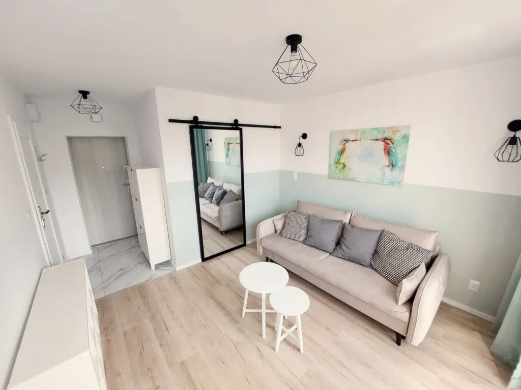 Jasny salon w mieszkaniu pod opieką Domowika